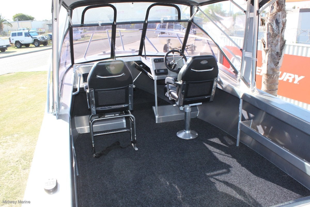FISH HUNTER 620 ADVENTURER RUNABOUT