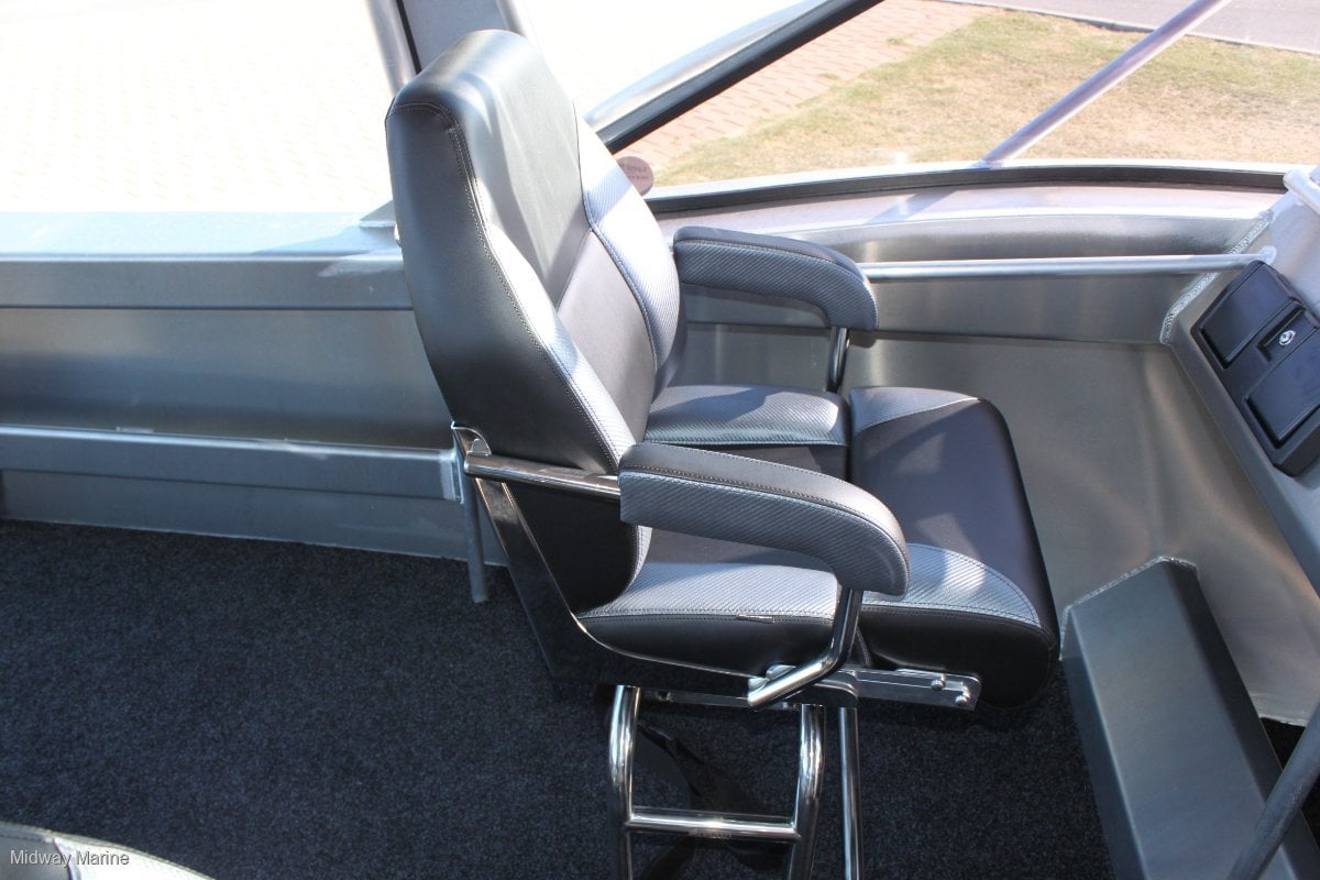 FISH HUNTER 620 ADVENTURER RUNABOUT