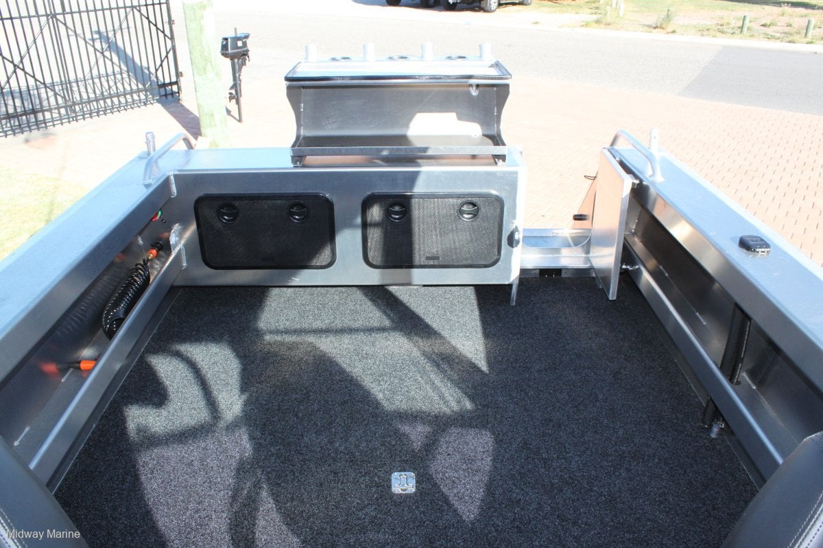 FISH HUNTER 620 ADVENTURER RUNABOUT