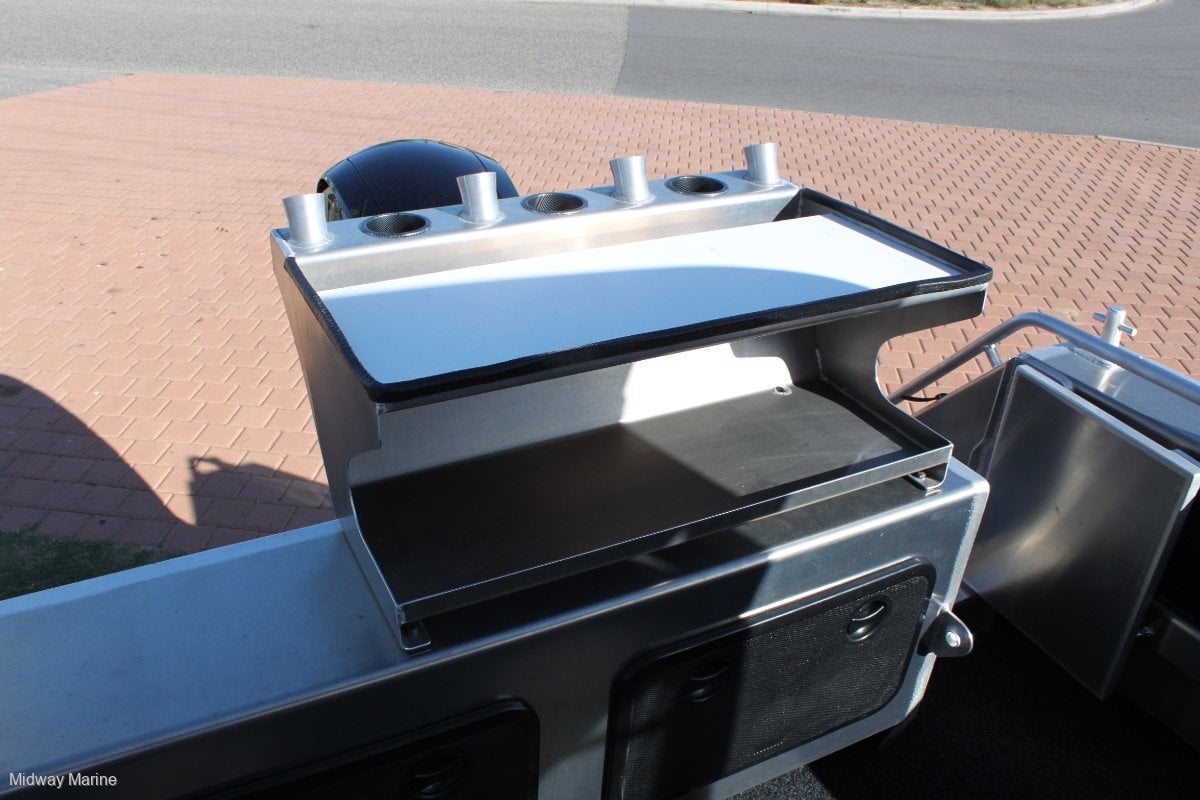FISH HUNTER 620 ADVENTURER RUNABOUT