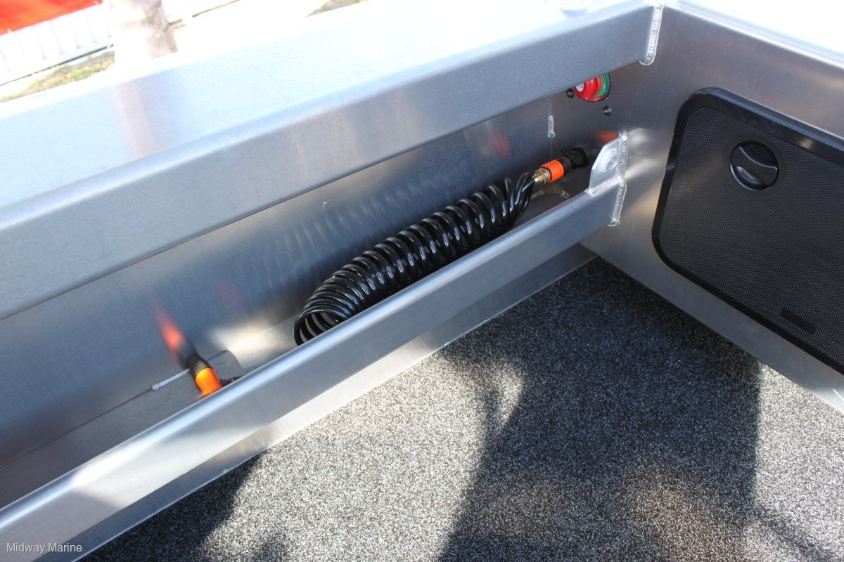 FISH HUNTER 620 ADVENTURER RUNABOUT