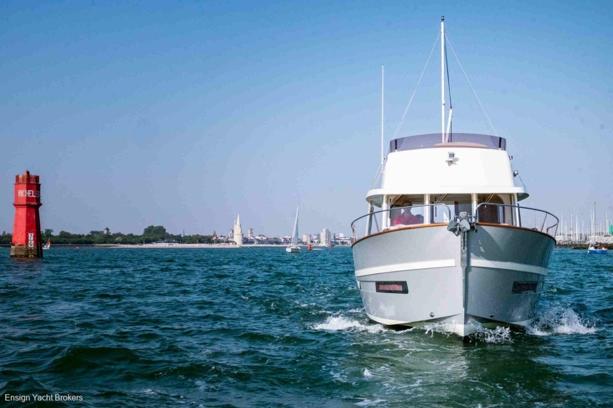RHEA TRAWLER 34 FLYBRIDGE