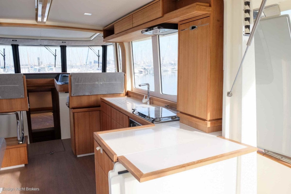 RHEA TRAWLER 34 FLYBRIDGE