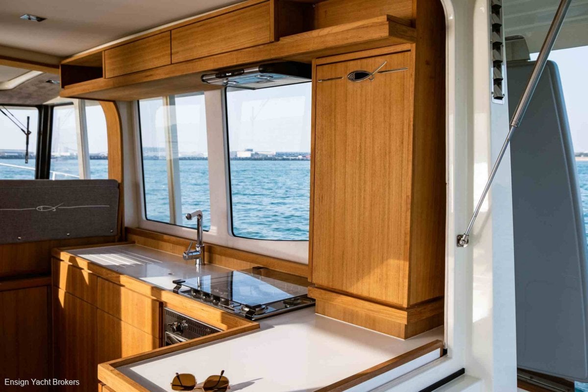 RHEA TRAWLER 34 FLYBRIDGE