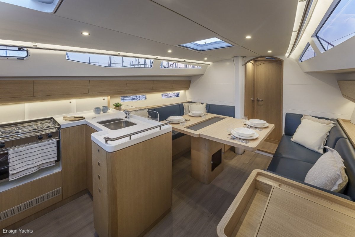 2025 J BOATS J/40 LUXURY CRUISING YACHT
