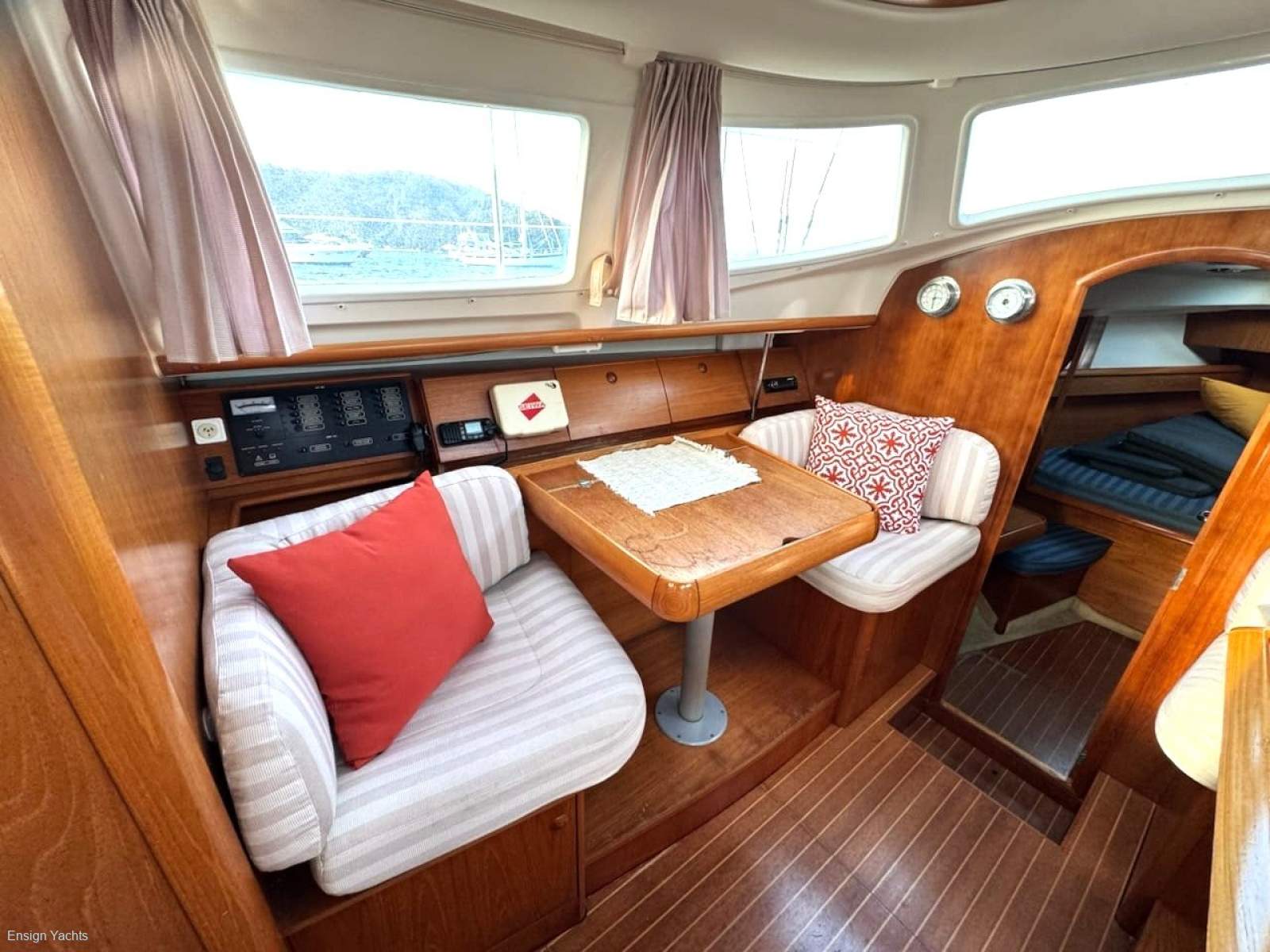 JEANNEAU 40 DECK SALOON