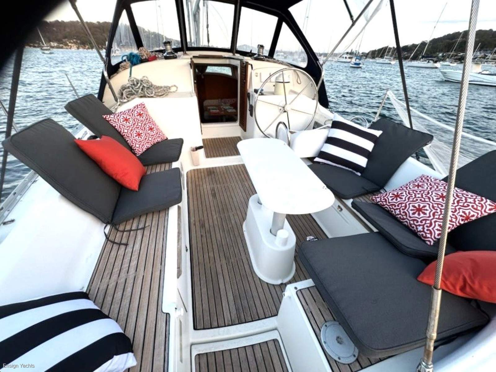 JEANNEAU 40 DECK SALOON