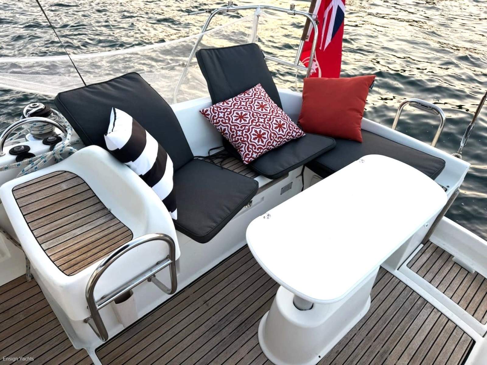 JEANNEAU 40 DECK SALOON
