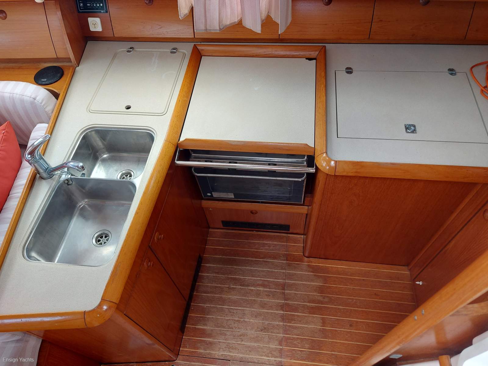 JEANNEAU 40 DECK SALOON