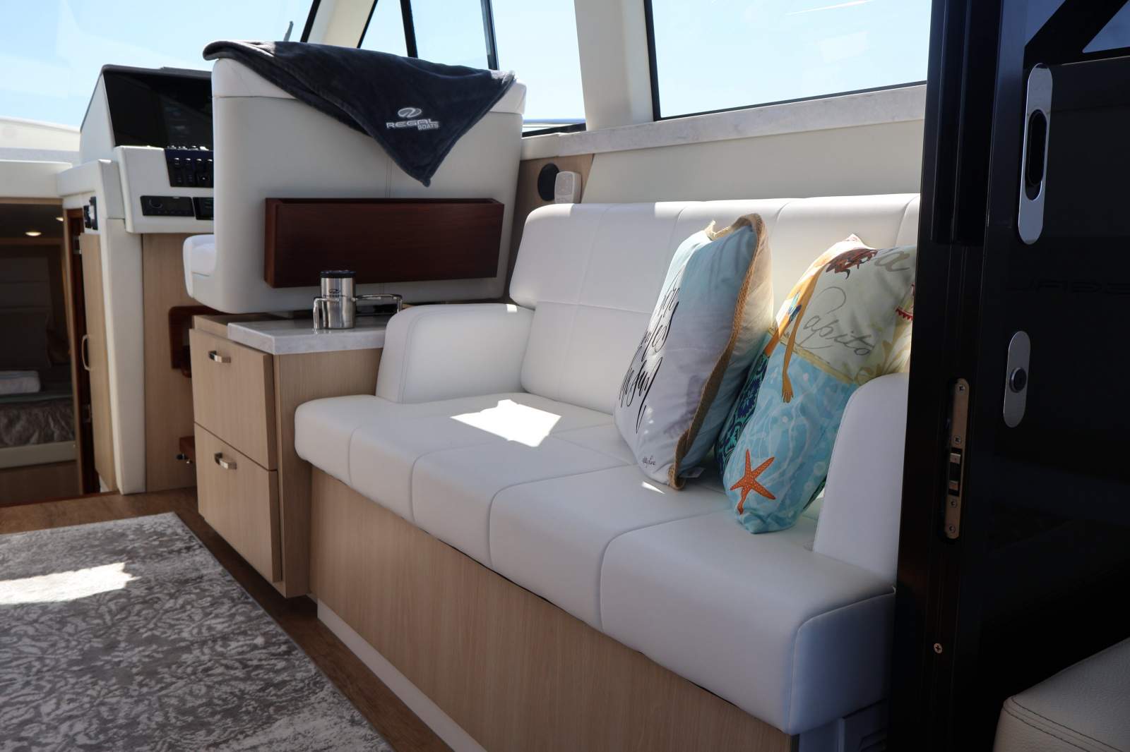 2023 REGAL 38 GRANDE COUPE CRUISER