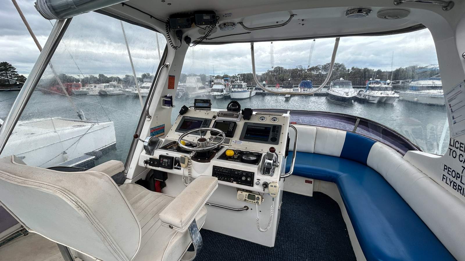 NORCAT CHALLENGER 1100 FLYBRIDGE CRUISER