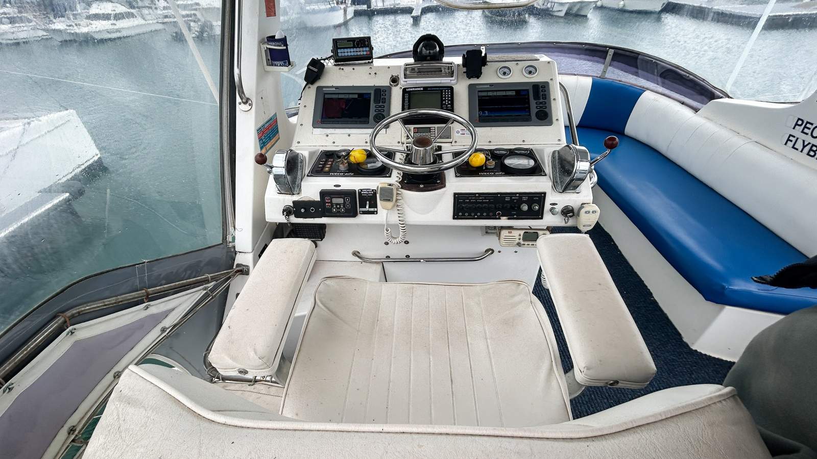 NORCAT CHALLENGER 1100 FLYBRIDGE CRUISER