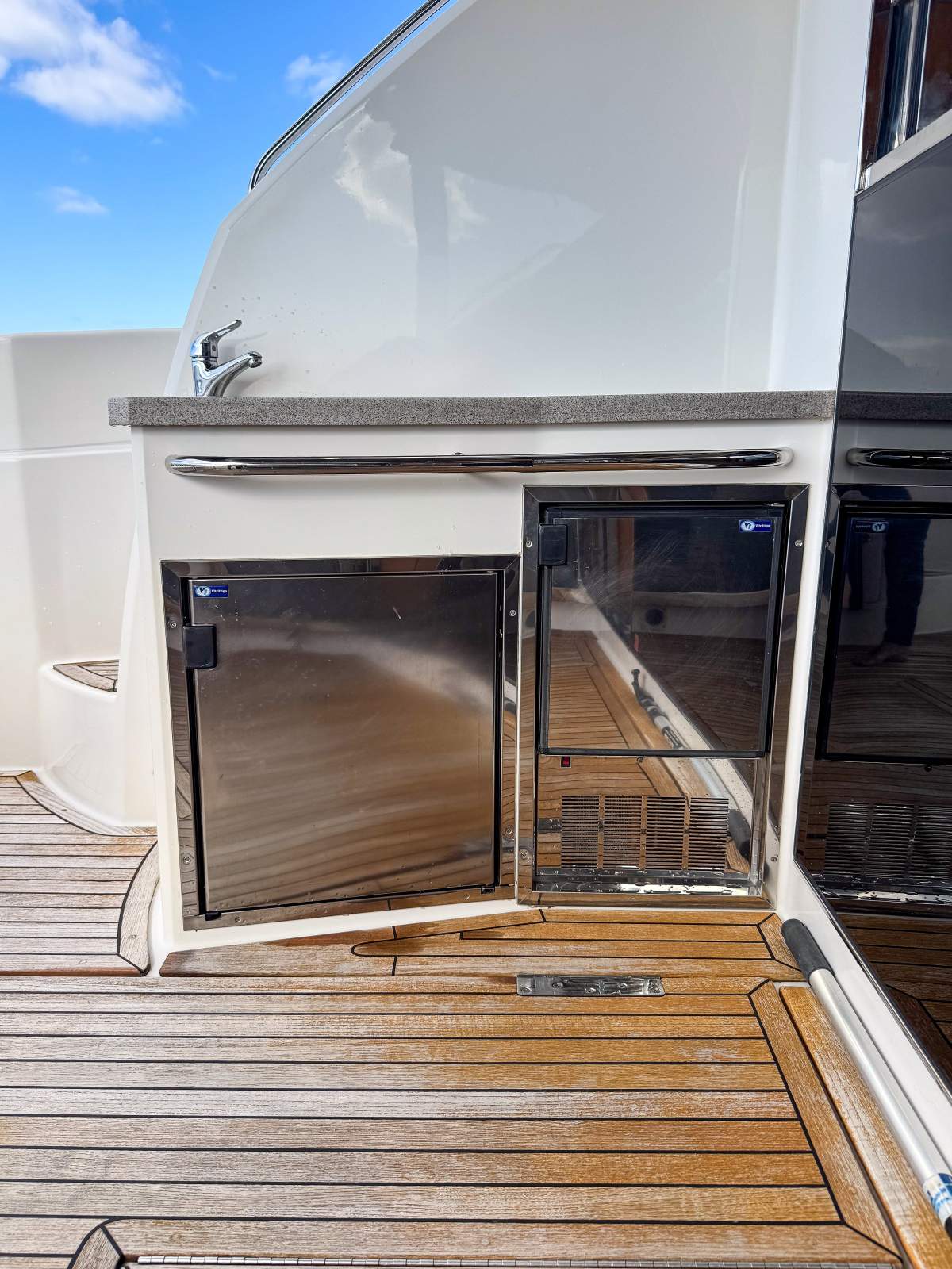 2008 RIVIERA 4400 SPORT YACHT CRUISER