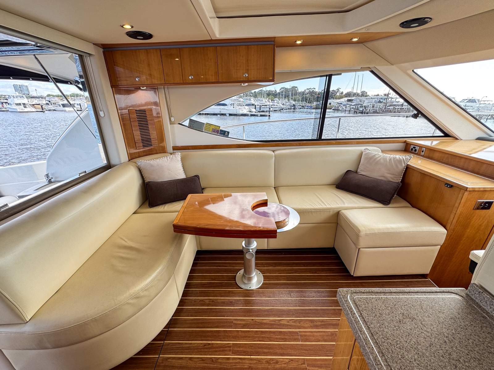 2008 RIVIERA 4400 SPORT YACHT CRUISER