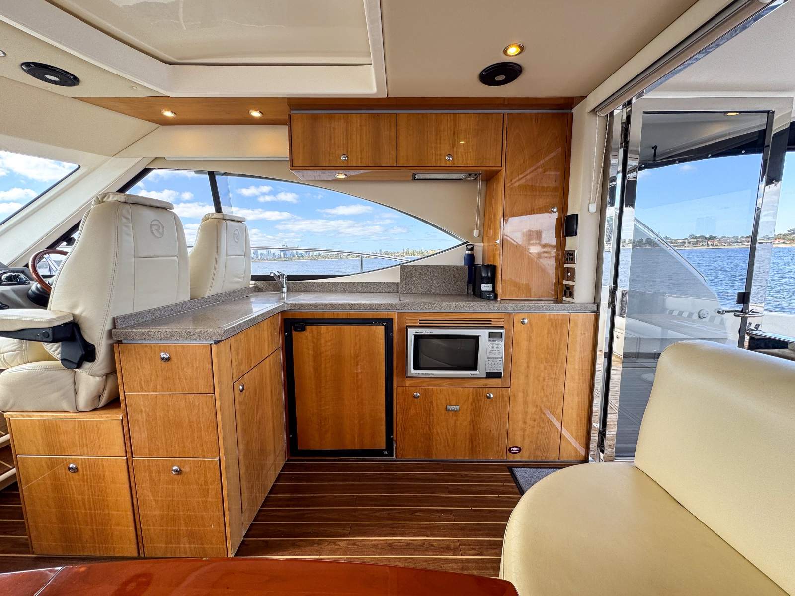 2008 RIVIERA 4400 SPORT YACHT CRUISER
