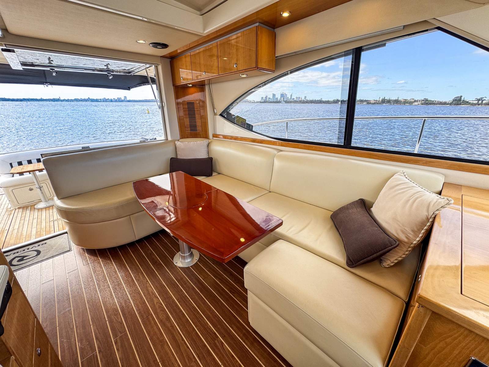 2008 RIVIERA 4400 SPORT YACHT CRUISER