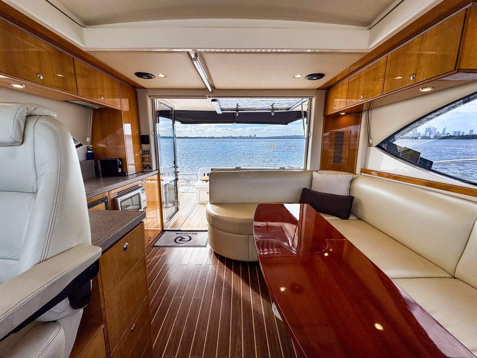 2008 RIVIERA 4400 SPORT YACHT CRUISER