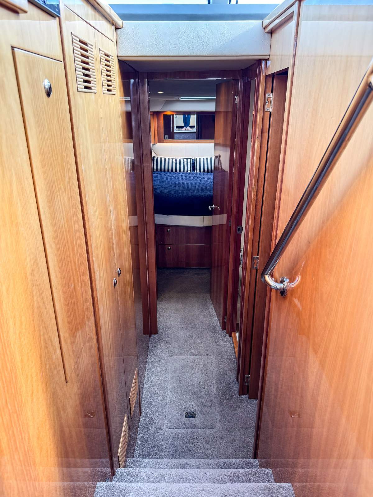 2008 RIVIERA 4400 SPORT YACHT CRUISER