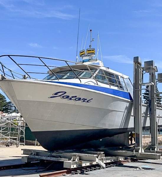 LEGEND BOATS 47 FISHING BOAT