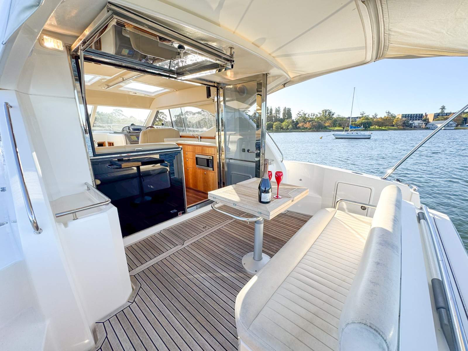 2011 RIVIERA 3600 SPORT YACHT SII CRUISER