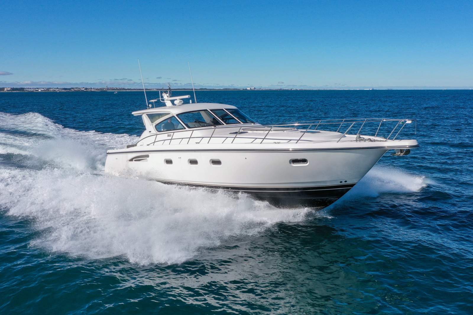 2001 TIARA 5200 EXPRESS CRUISER