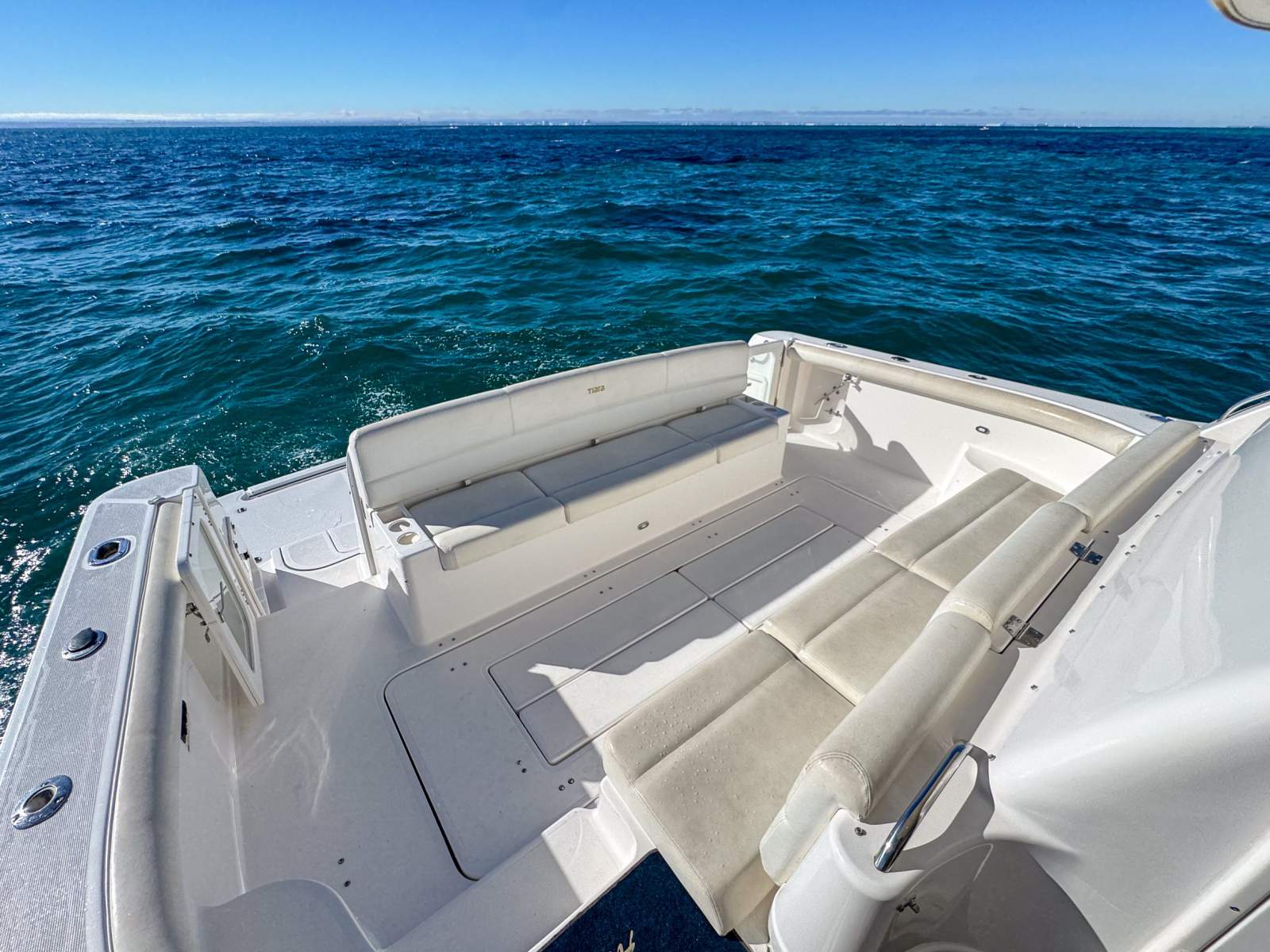 2001 TIARA 5200 EXPRESS CRUISER