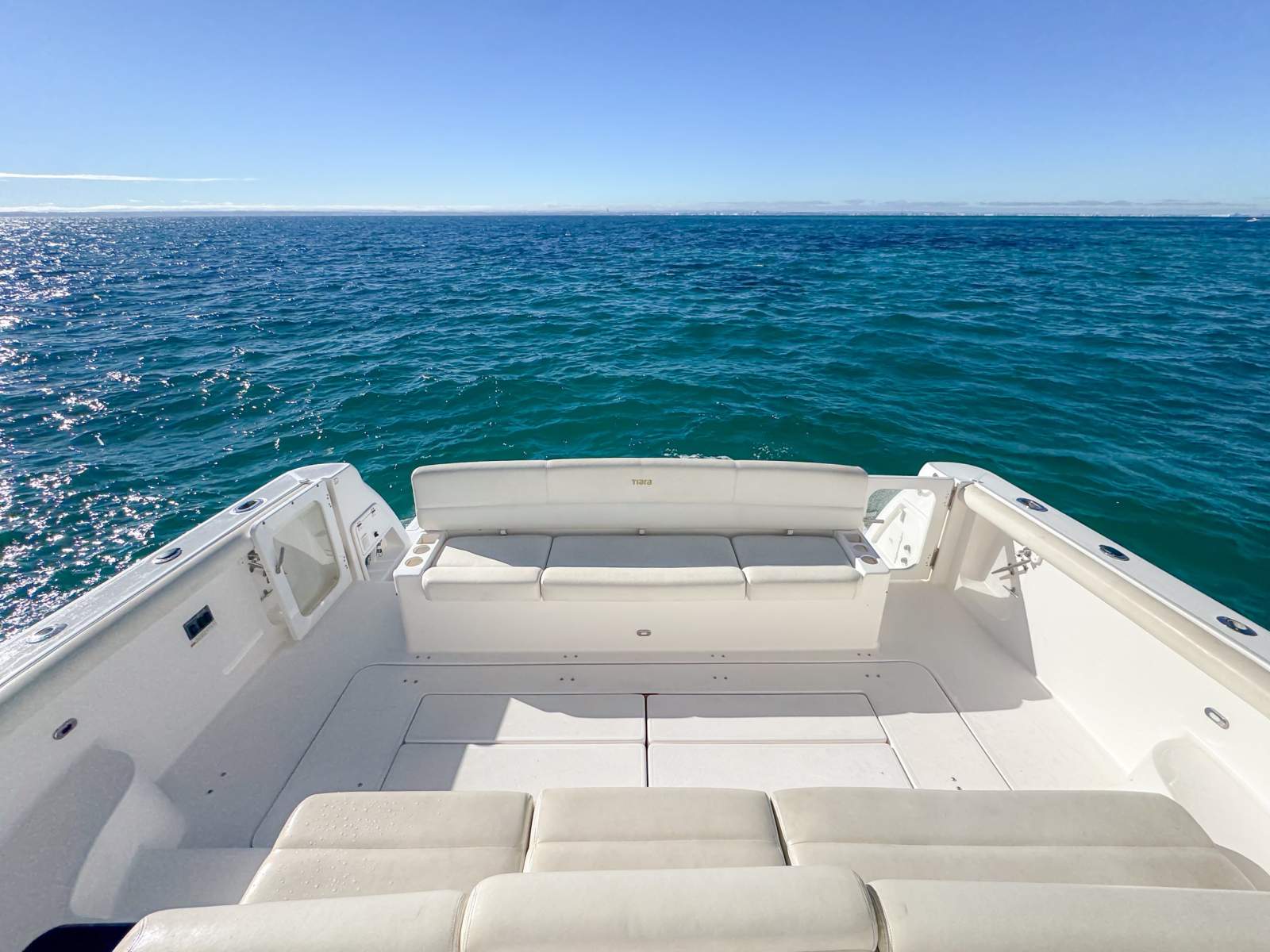 2001 TIARA 5200 EXPRESS CRUISER