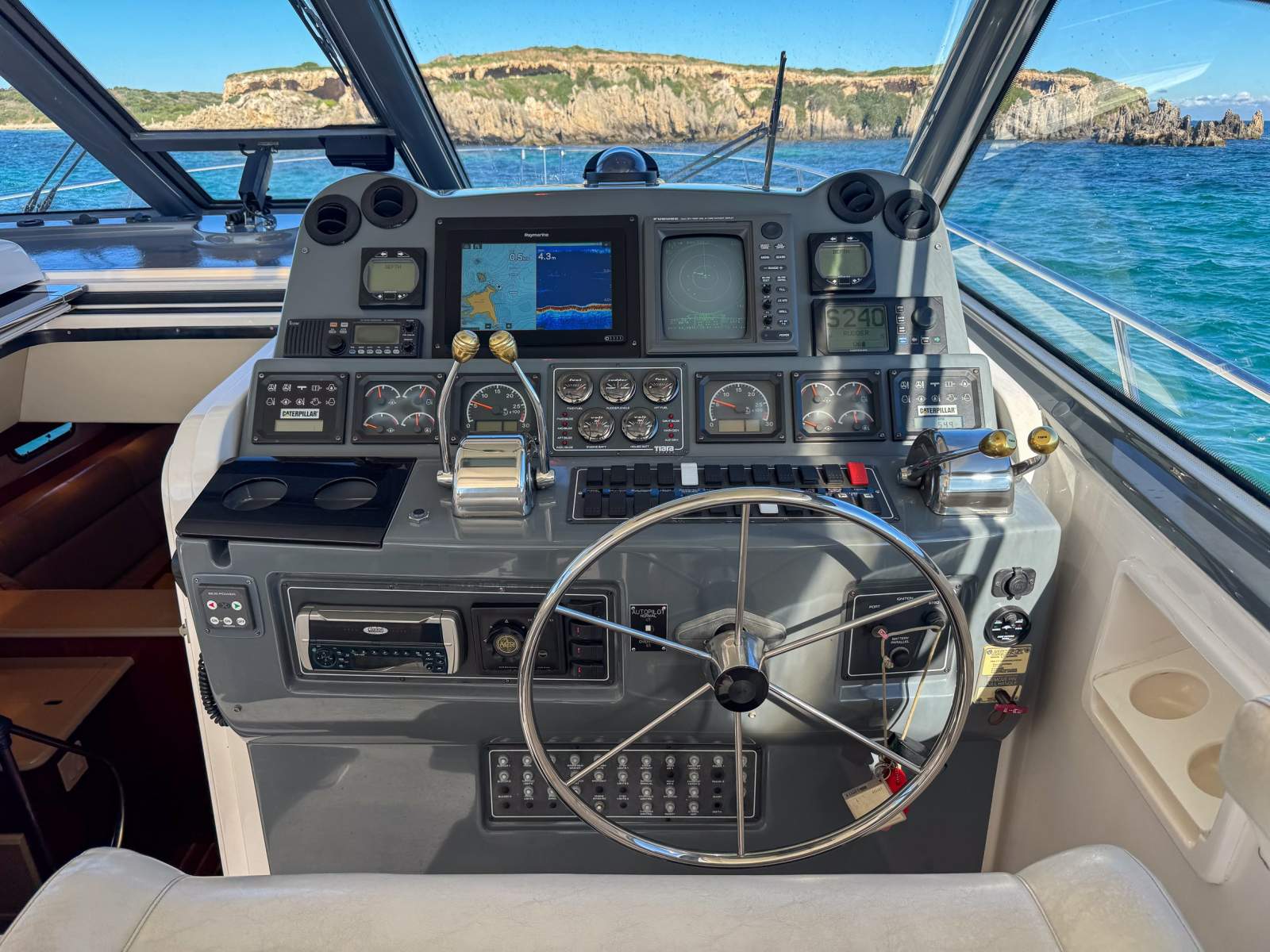 2001 TIARA 5200 EXPRESS CRUISER
