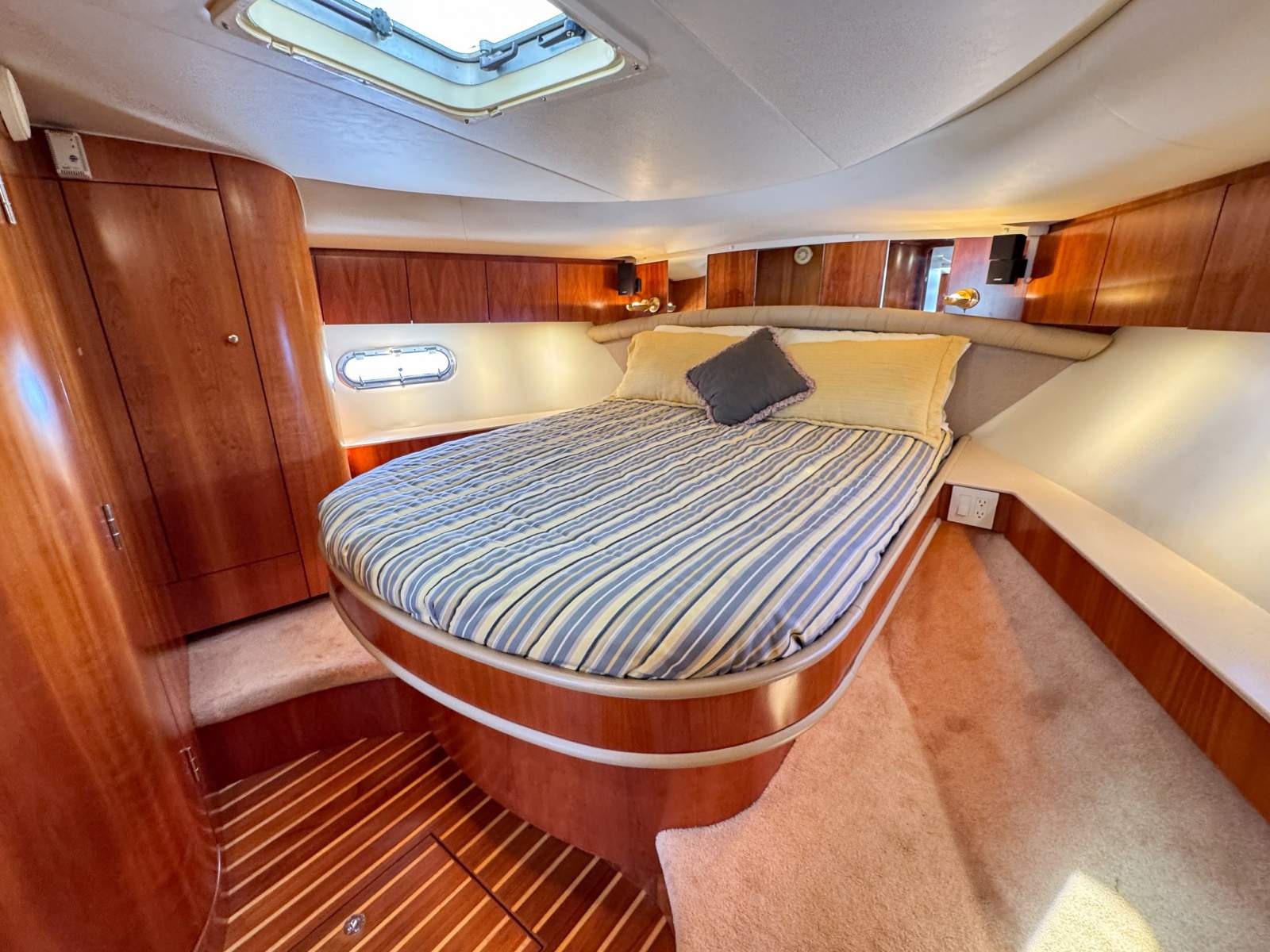 2001 TIARA 5200 EXPRESS CRUISER