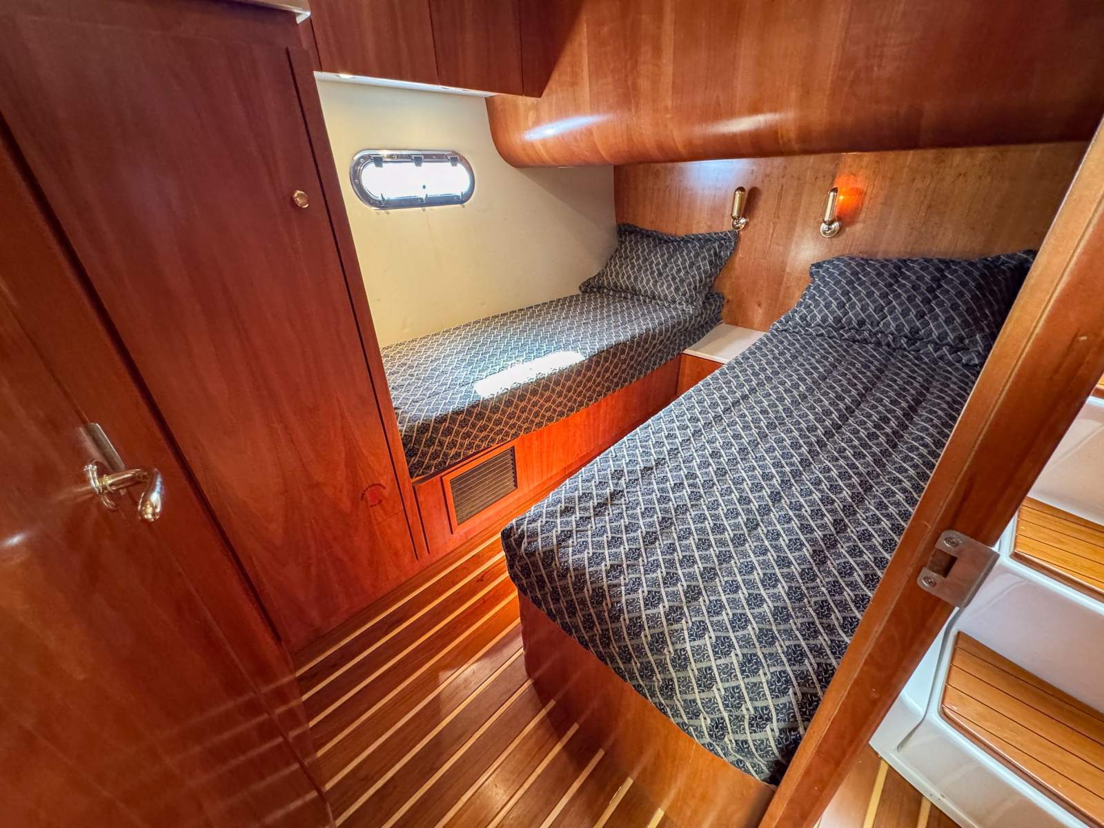 2001 TIARA 5200 EXPRESS CRUISER