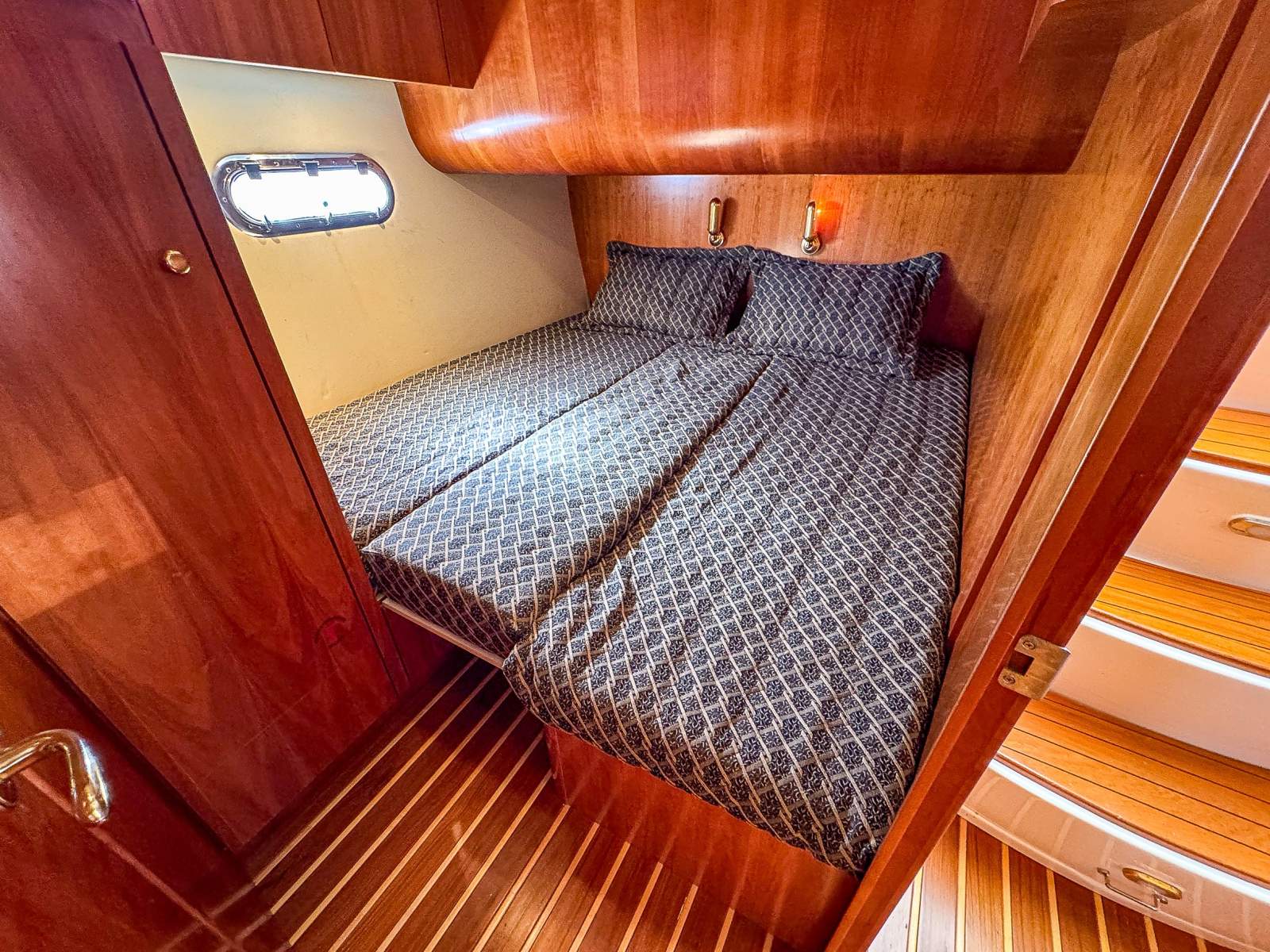 2001 TIARA 5200 EXPRESS CRUISER