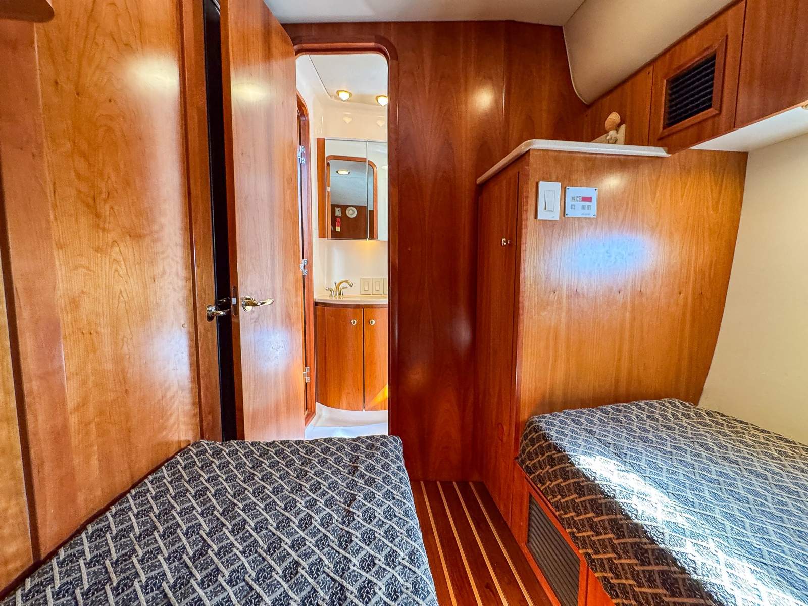 2001 TIARA 5200 EXPRESS CRUISER