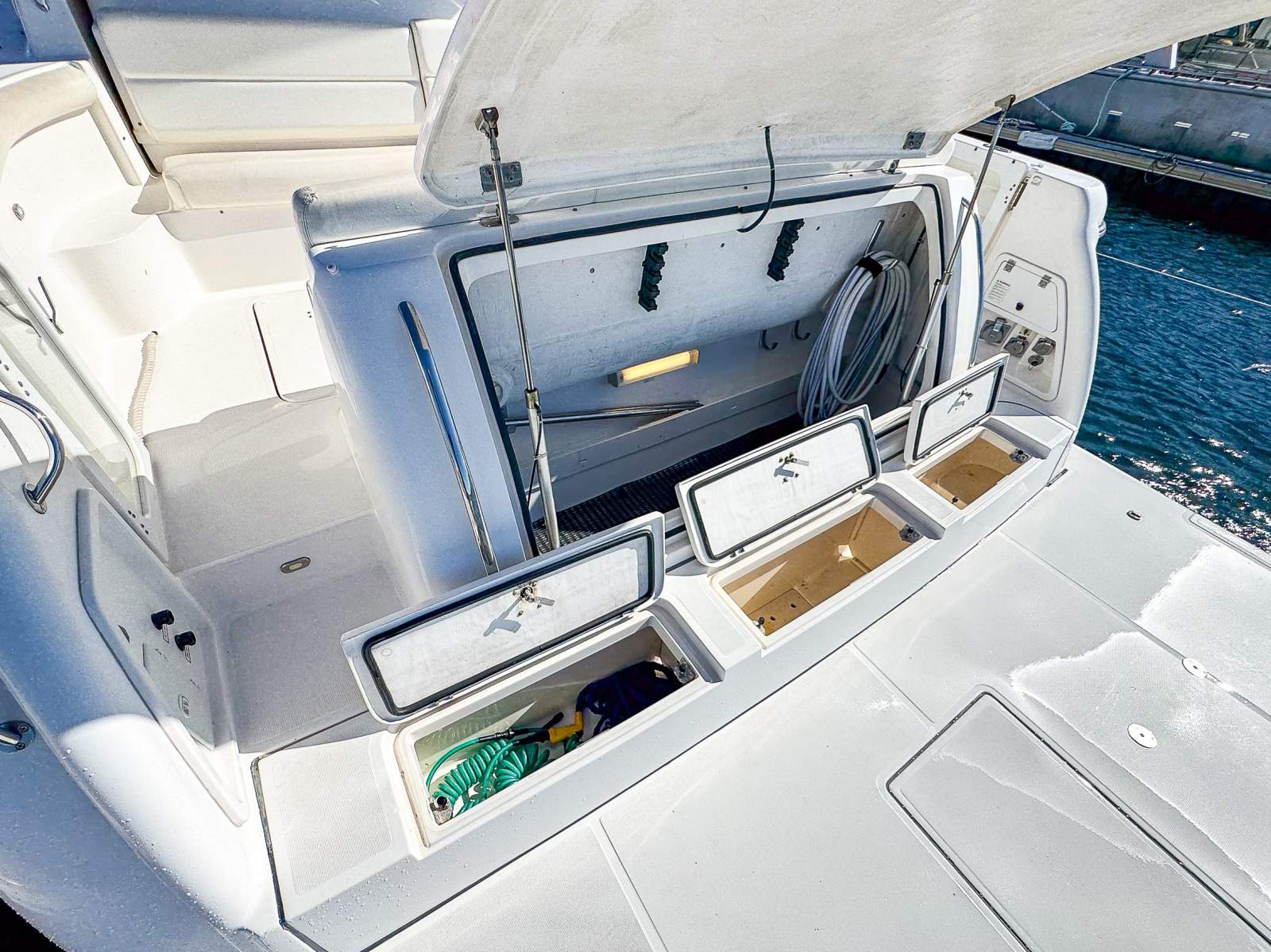 2001 TIARA 5200 EXPRESS CRUISER