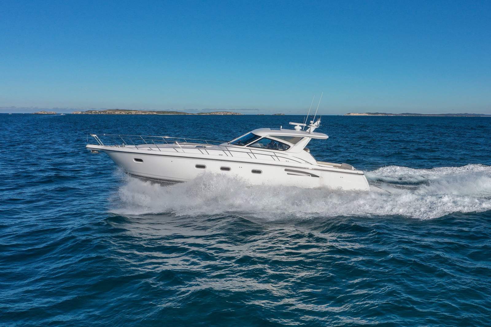 2001 TIARA 5200 EXPRESS CRUISER