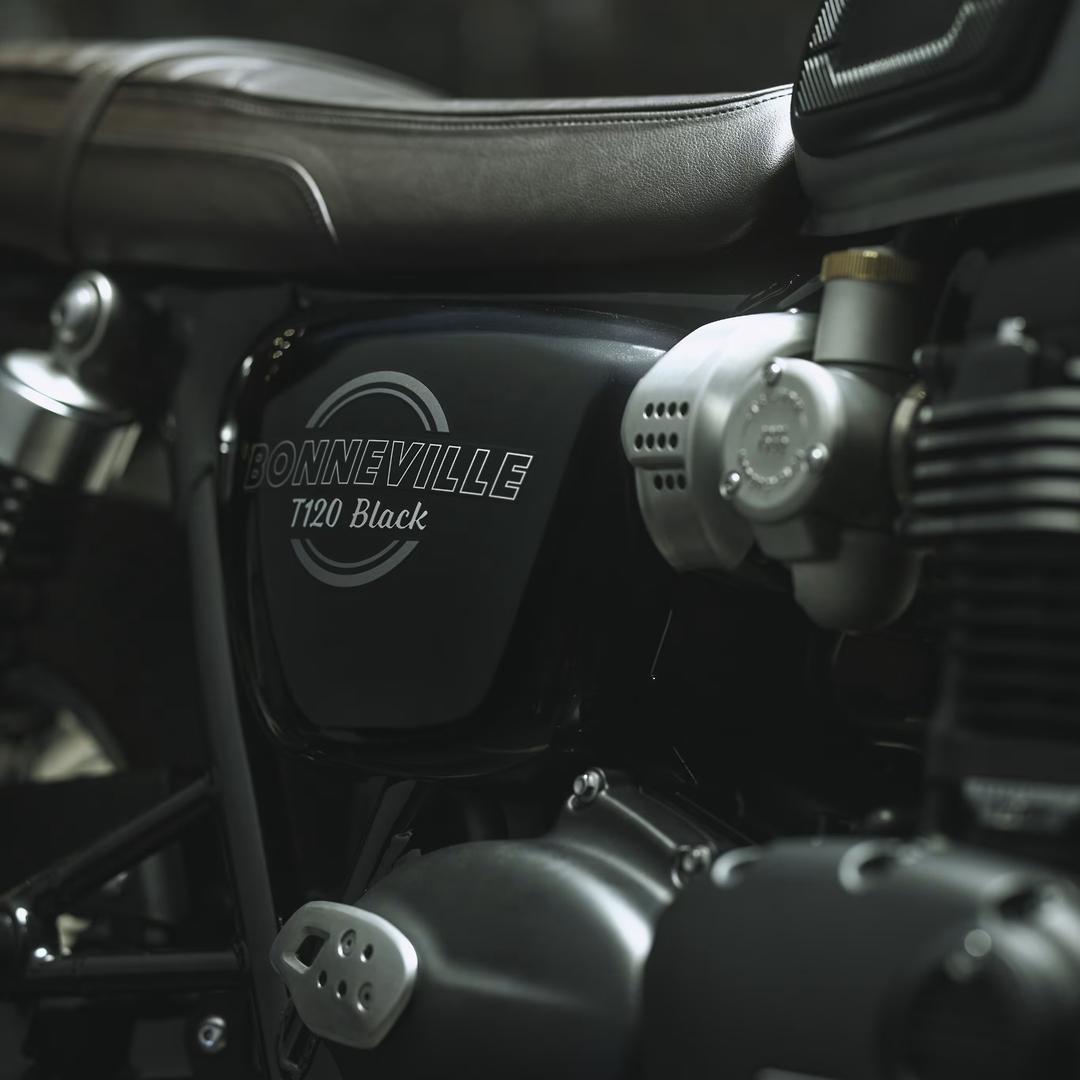 2025 TRIUMPH BONNEVILLE T120 BLACK ROAD