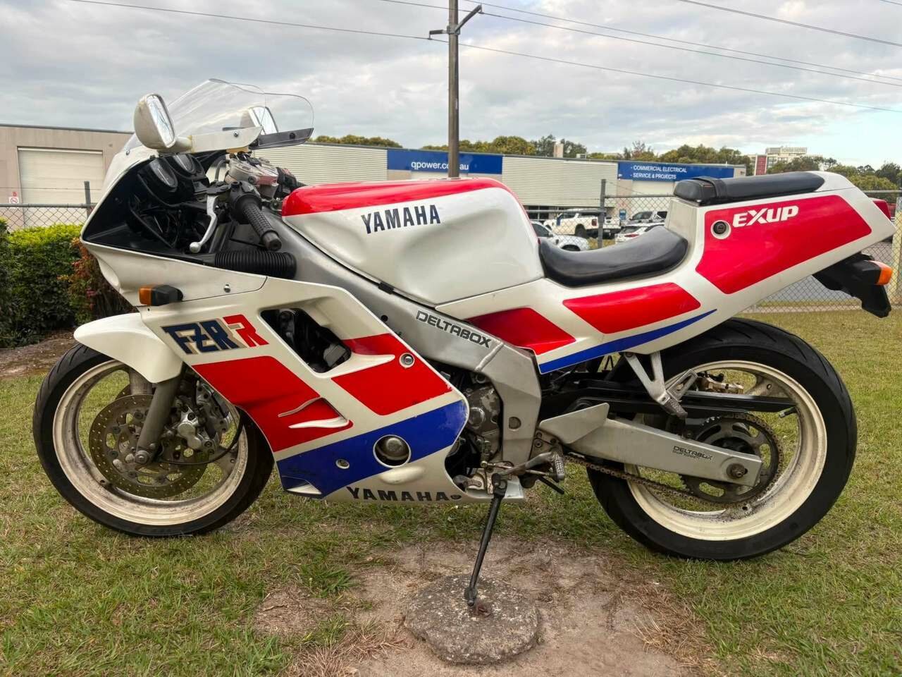1989 YAMAHA FZR250R ROAD