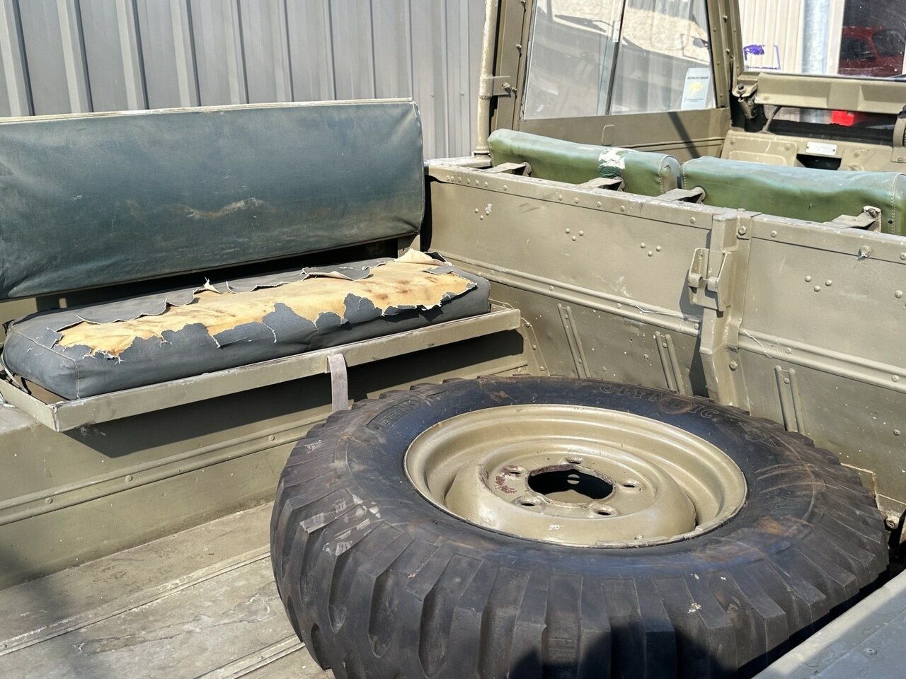 1968 LAND ROVER SERIES IIA 4 SP MANUAL 2D UTILITY