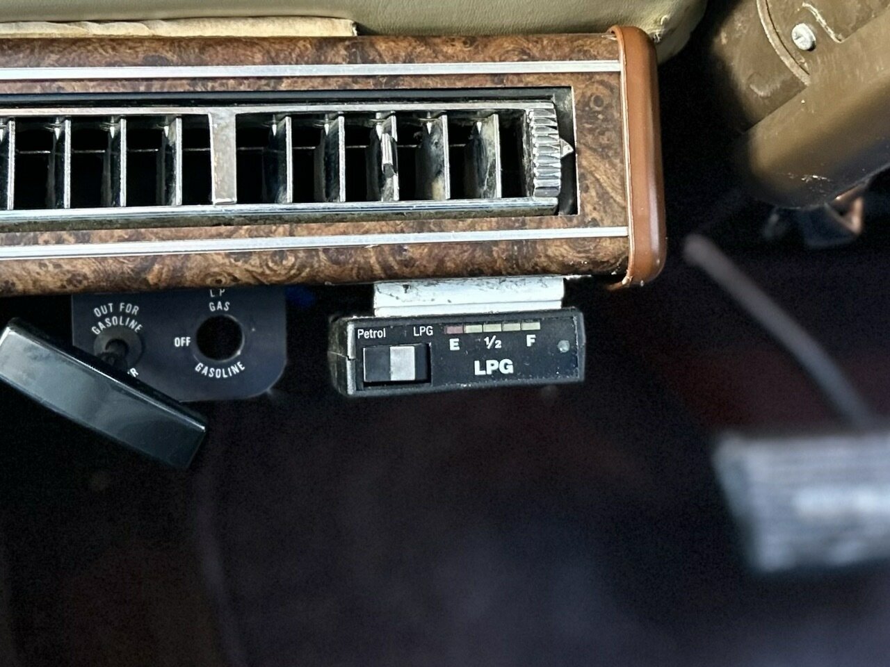 1977 CHRYSLER REGAL CL SE 3 SP AUTOMATIC 4D SEDAN