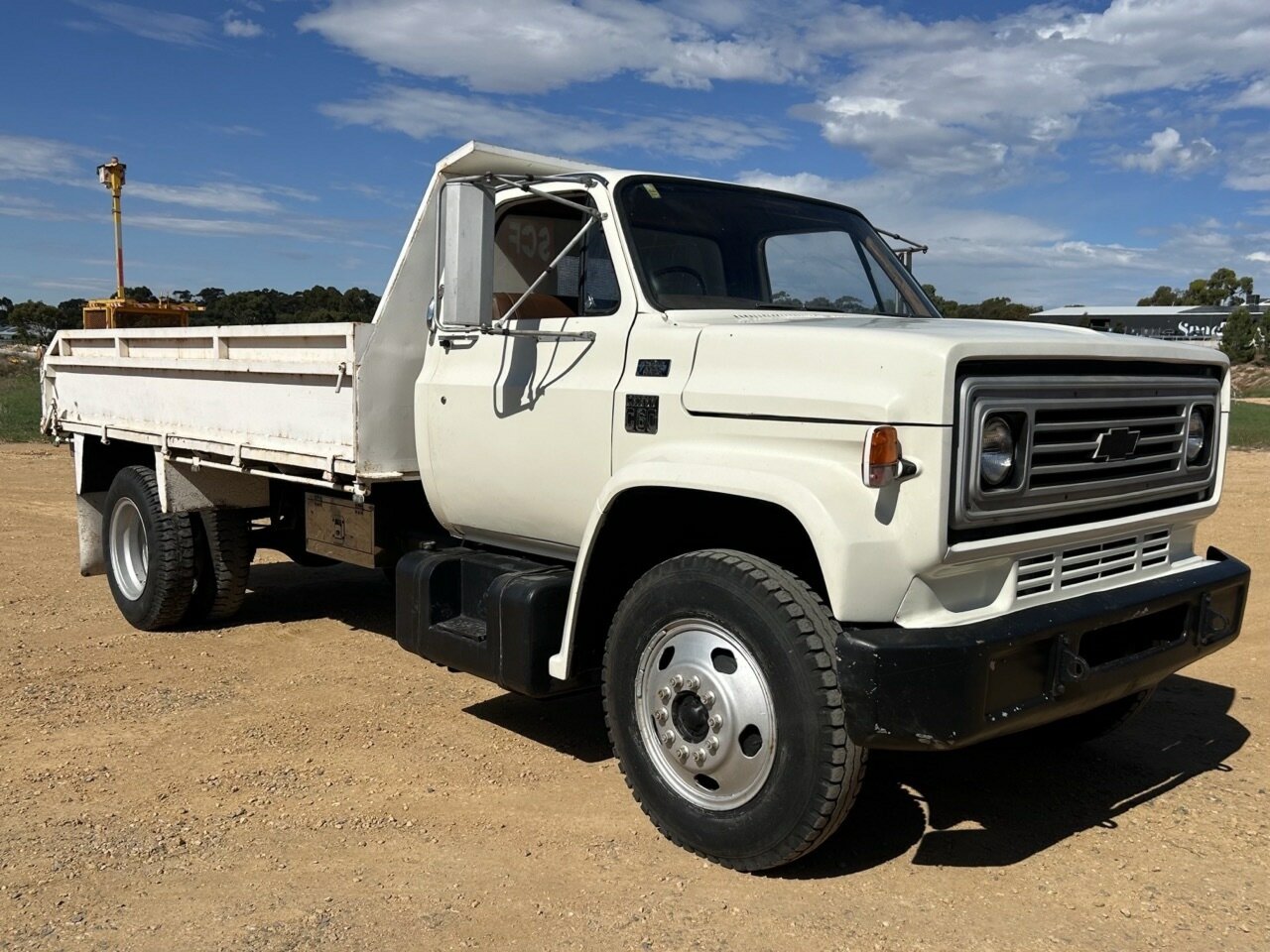 1977 CHEVROLET C60 4 SP MANUAL TRAY