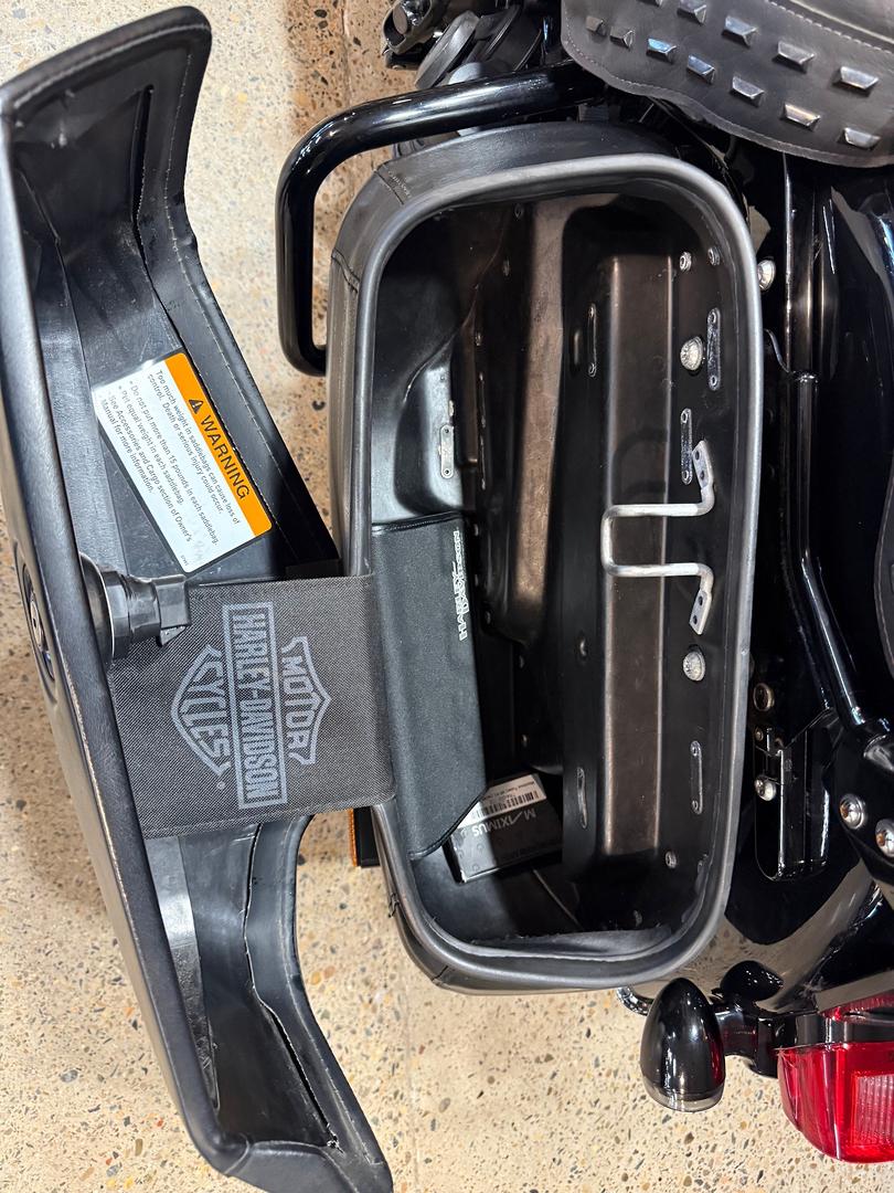 2021 HARLEY-DAVIDSON FLHCS HERITAGE CLASSIC 114 CRUISER