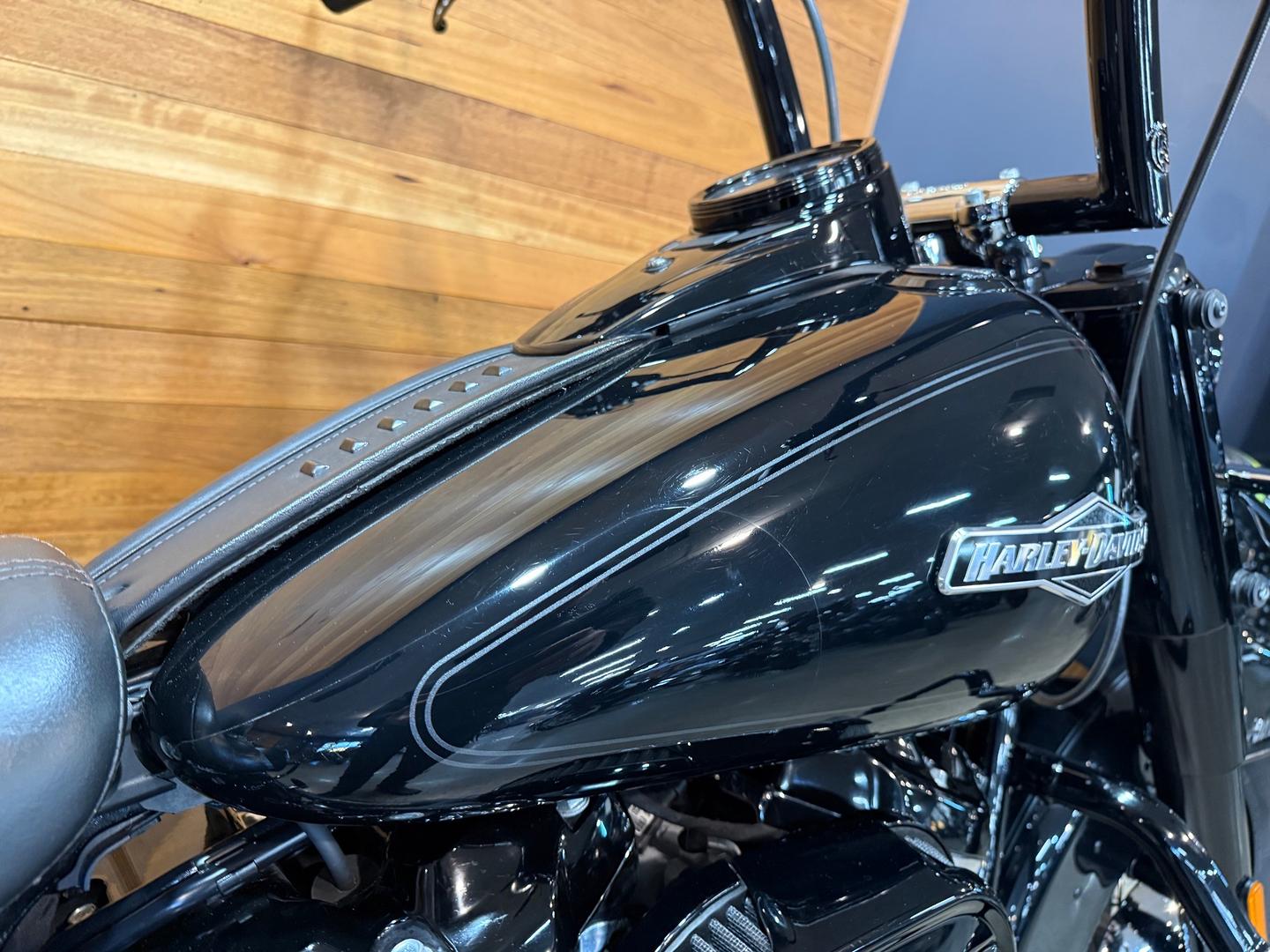2021 HARLEY-DAVIDSON FLHCS HERITAGE CLASSIC 114 CRUISER