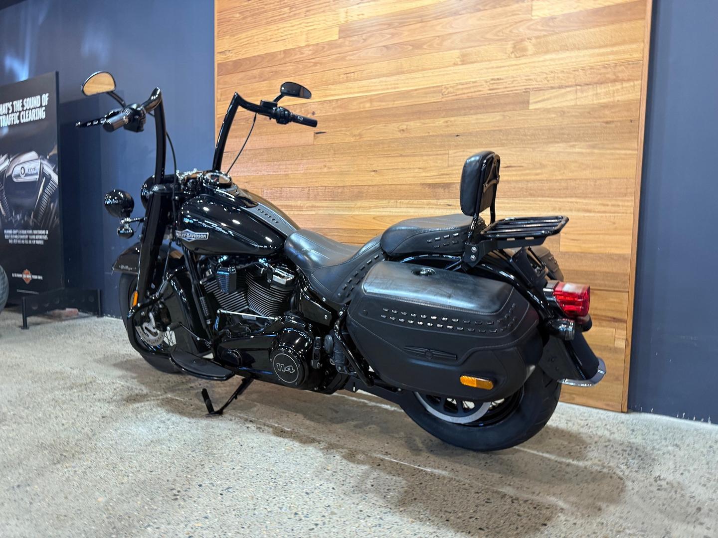 2021 HARLEY-DAVIDSON FLHCS HERITAGE CLASSIC 114 CRUISER