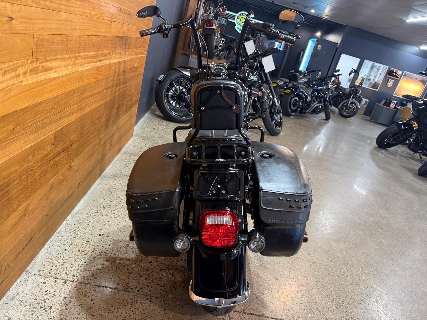 2021 HARLEY-DAVIDSON FLHCS HERITAGE CLASSIC 114 CRUISER