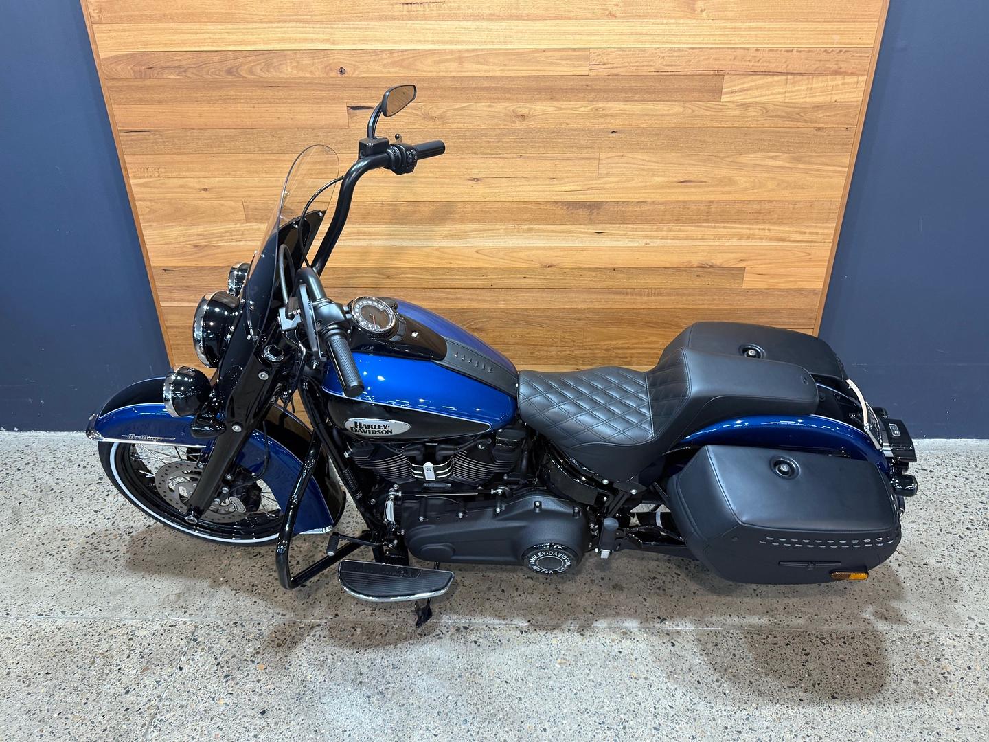 2021 HARLEY-DAVIDSON FLHCS HERITAGE CLASSIC 114 CRUISER