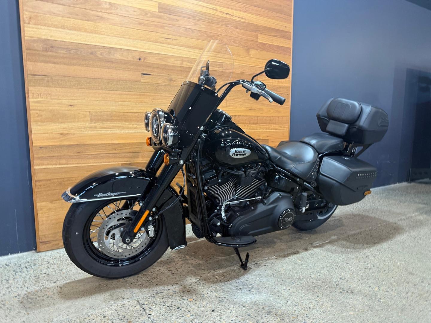 2023 HARLEY-DAVIDSON FLHCS HERITAGE CLASSIC 114 CRUISER
