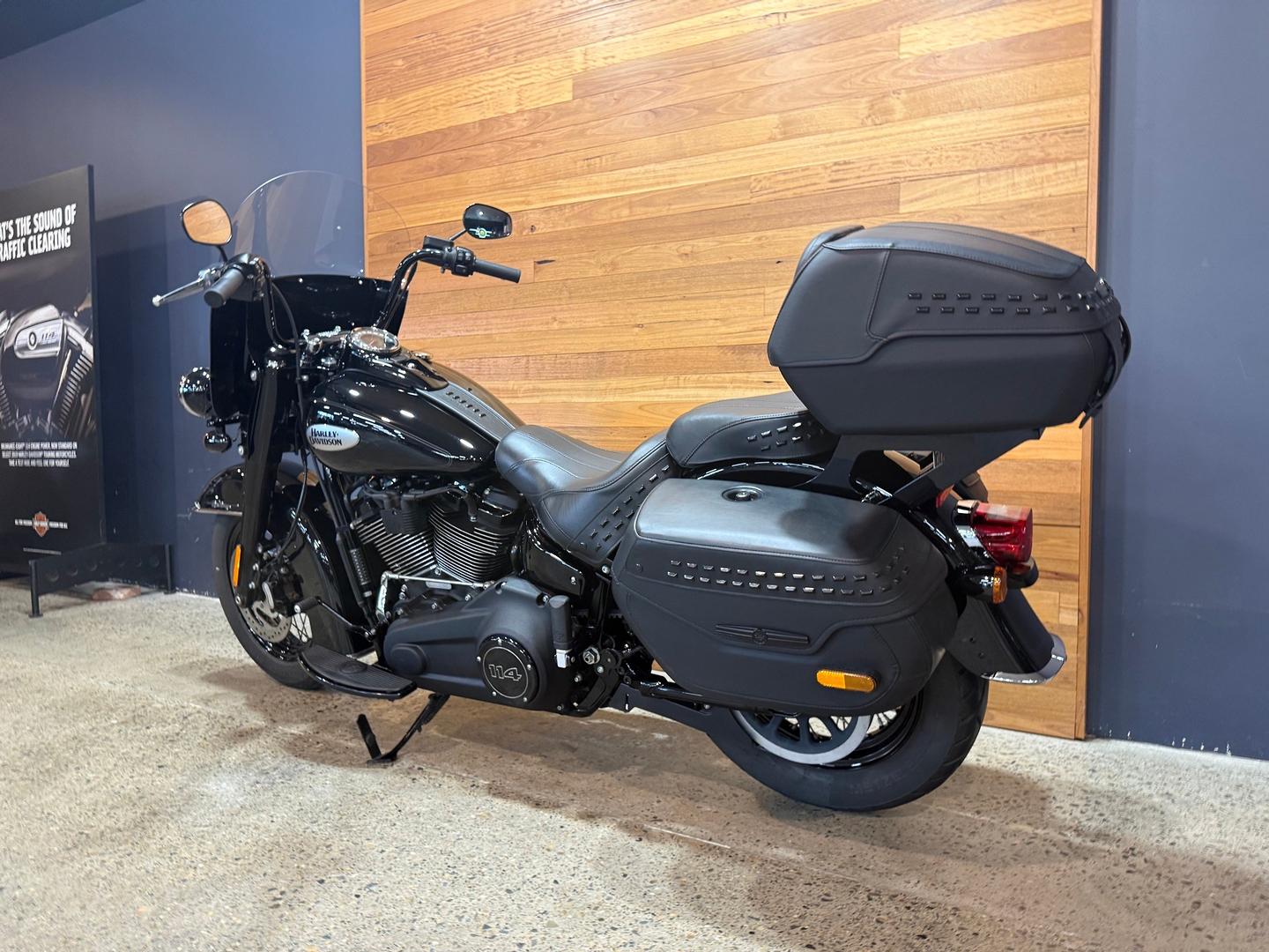 2023 HARLEY-DAVIDSON FLHCS HERITAGE CLASSIC 114 CRUISER