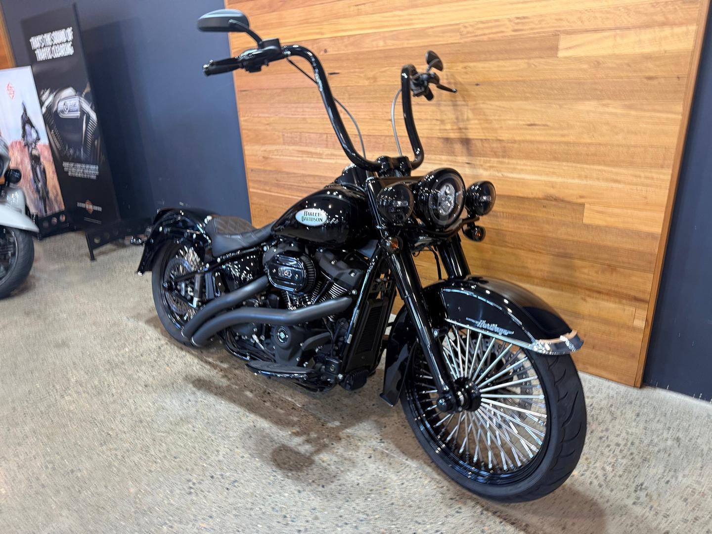 2022 HARLEY-DAVIDSON FLHCS HERITAGE CLASSIC 114 CRUISER
