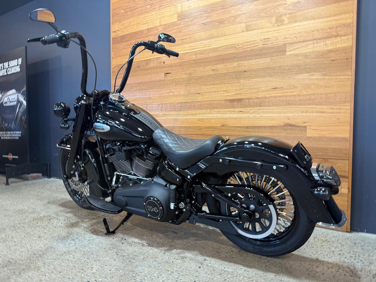 2022 HARLEY-DAVIDSON FLHCS HERITAGE CLASSIC 114 CRUISER