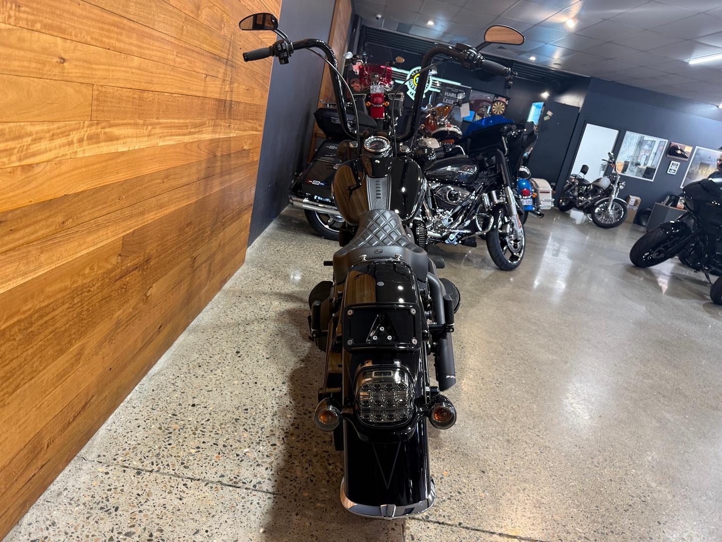 2022 HARLEY-DAVIDSON FLHCS HERITAGE CLASSIC 114 CRUISER