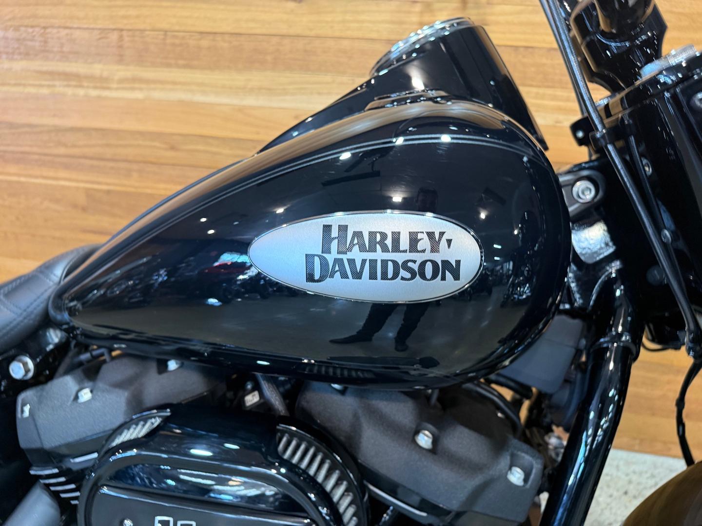 2022 HARLEY-DAVIDSON FLHCS HERITAGE CLASSIC 114 CRUISER